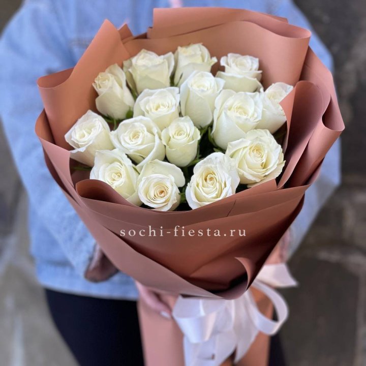 15 белых роз сиена в Архангельске