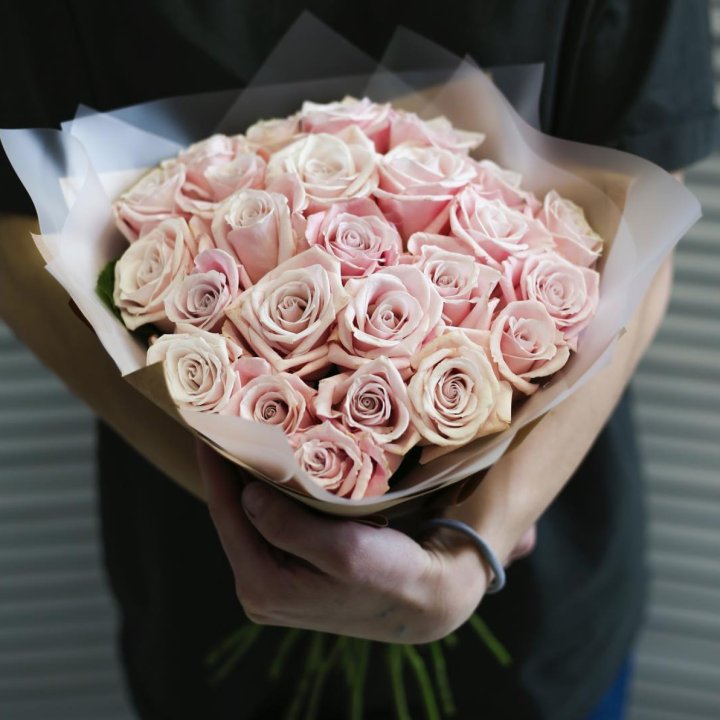 27 кремовых роз в Архангельске