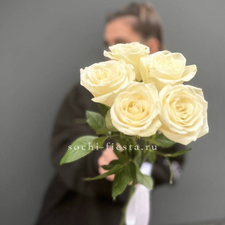 Букет 5 белых роз  в Архангельске