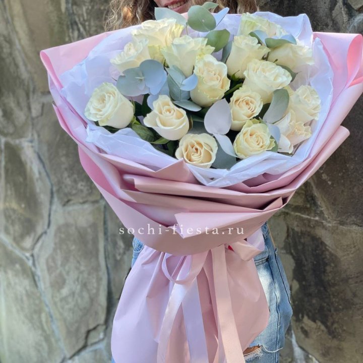 Белые розы в авторском оформлении в Архангельске