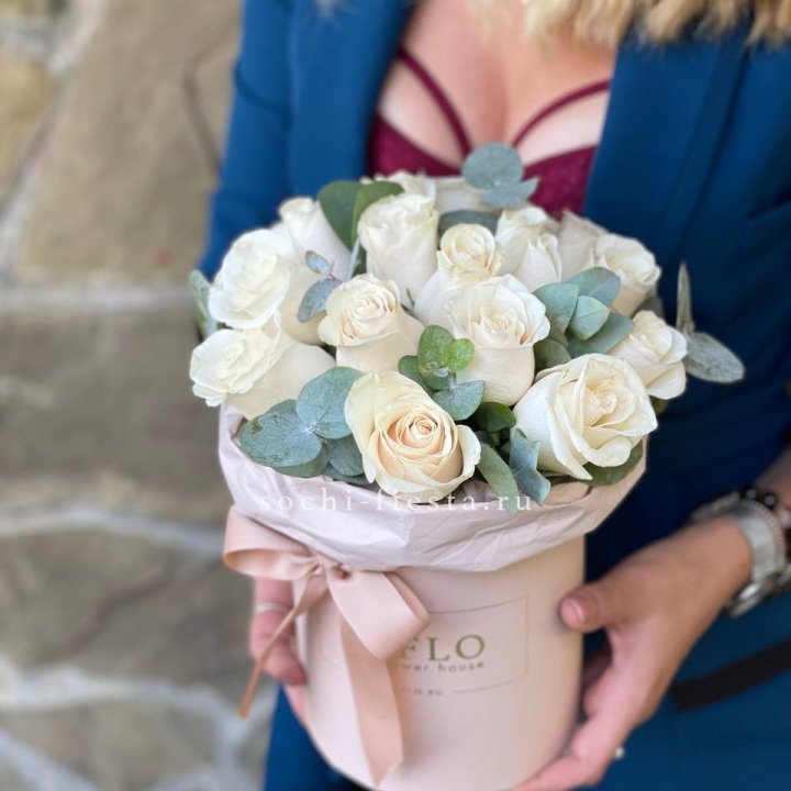 Цилиндр из белых роз в Архангельске