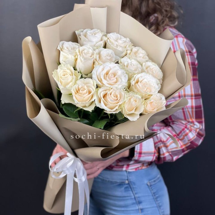 15 белых роз кофе в Архангельске