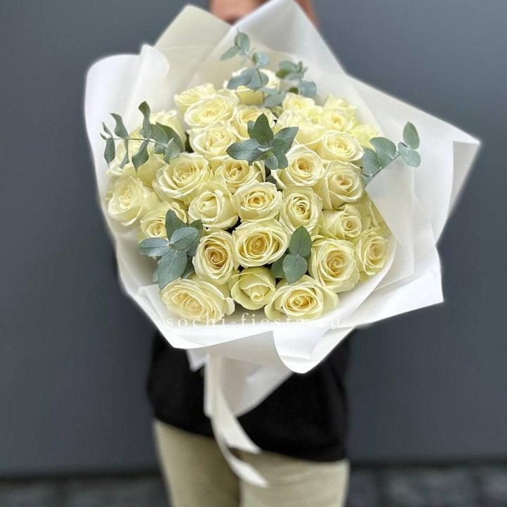 31 белая роза с эвкалиптом в Архангельске