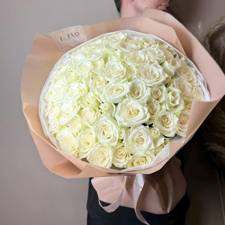 51 белая  роза в оформлении в Архангельске