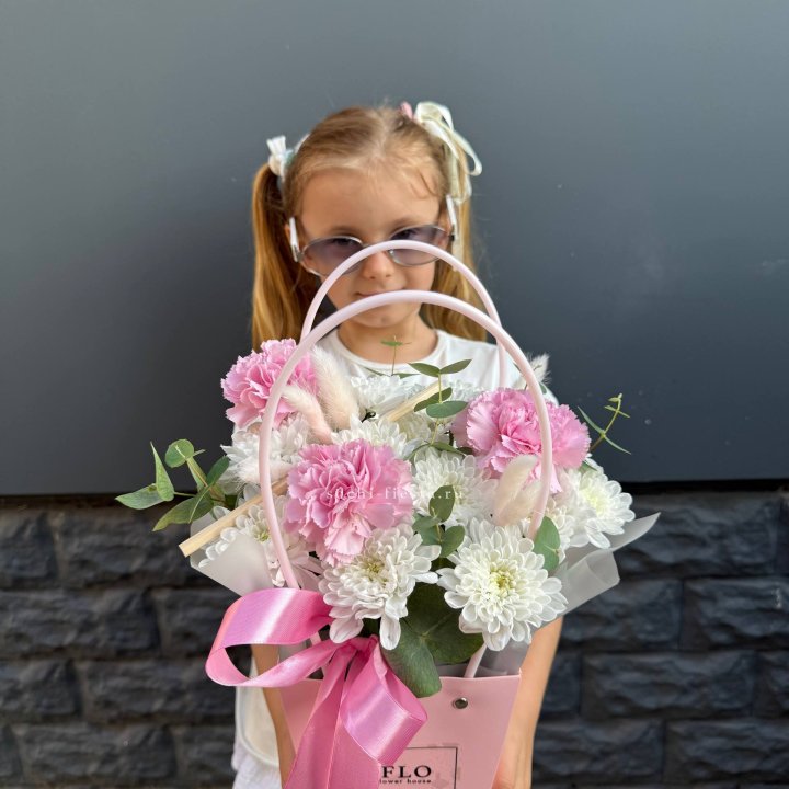 Сумочка из стойких хризантем и диантуса в Архангельске