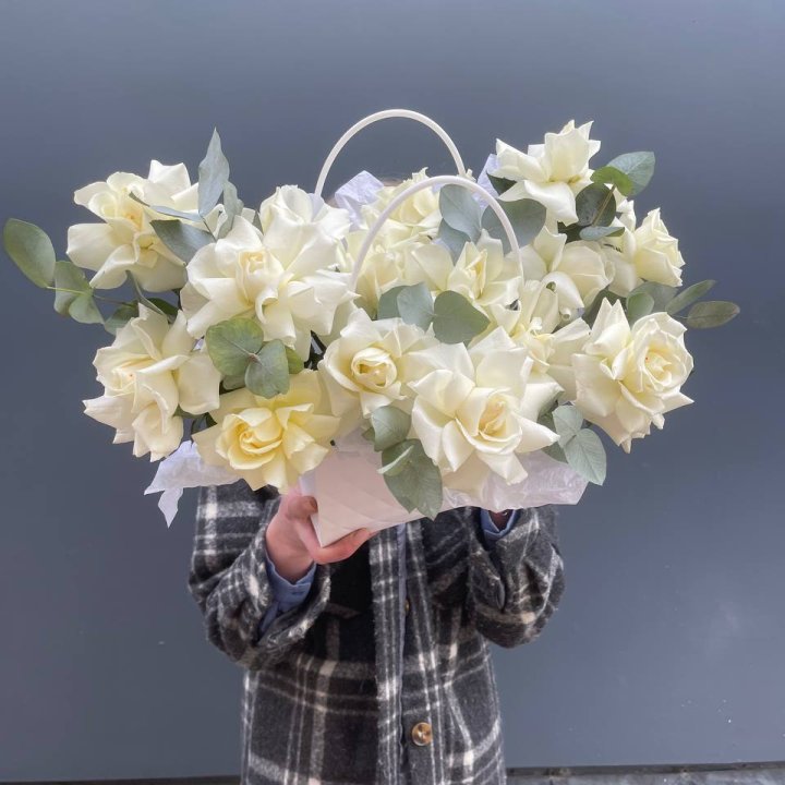 15 белых роз в сумочке в Архангельске