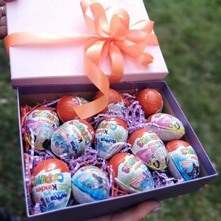 Коробка с киндерами в Архангельске