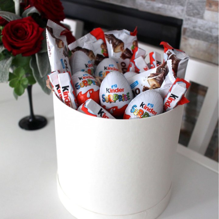 Коробка с киндерами  в Архангельске