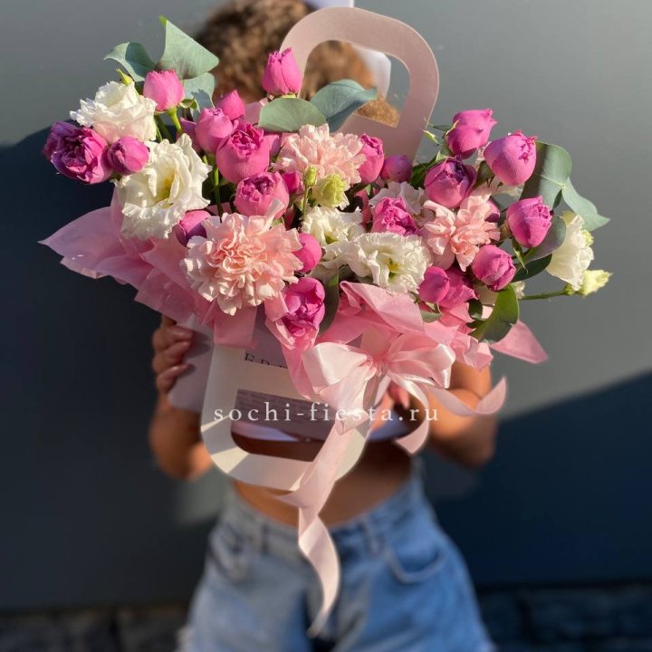 Сумочка с кустовой розой и диантусами в Архангельске