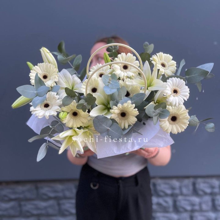 Сумочка лилии и герберы в Архангельске