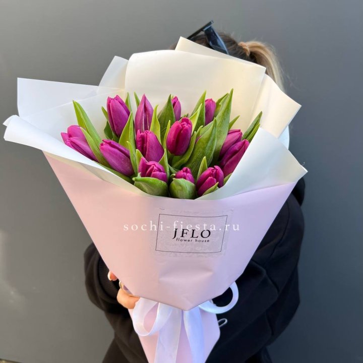 15 пурпурных тюльпанов в Архангельске