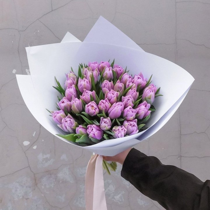 35 сиреневых тюльпанов в Архангельске